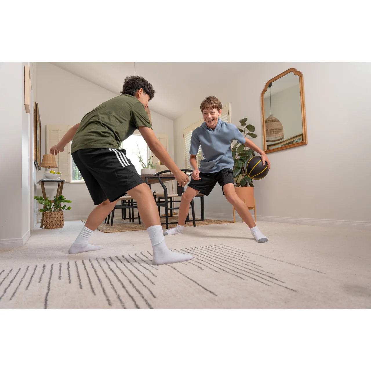 SKLZ BASHHHKETBALL PRO FES SIOC BASKETBALL - lifestyle view, two players dribbling indoors at home