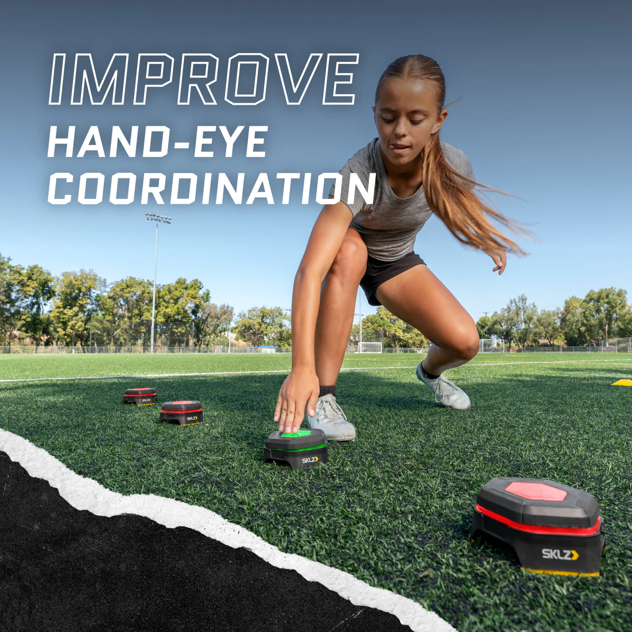 SKLZ REACTIVE FLASH - athlete training hand-eye coordination on sports field with LED pods